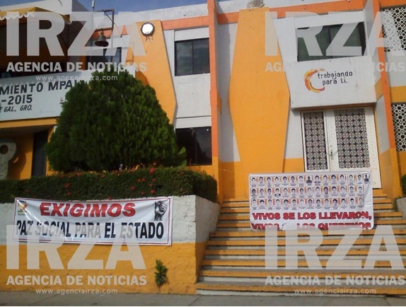 mantas en recintos de gobierno en Guerrero por maestros