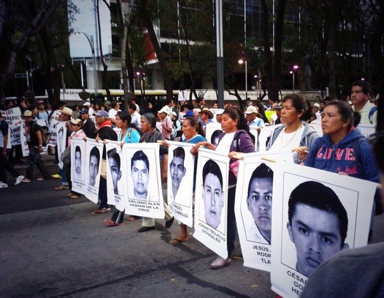 marcha madres de los normalistas desaparecidos de Ayotzinapa Guerrero