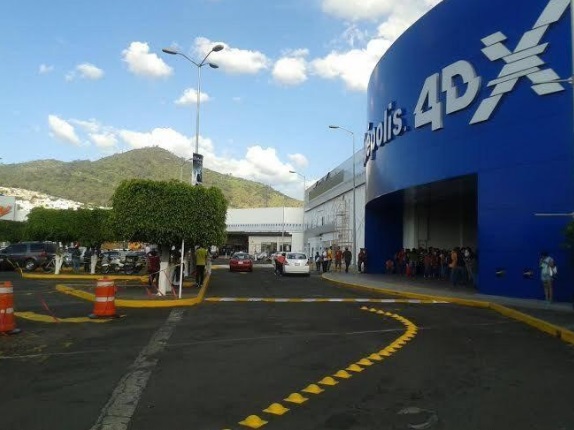 normalistas bloquean Plaza Morelia