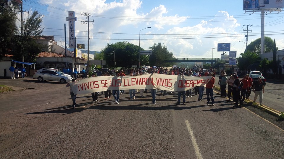 normalistas morelia manifestación ayotzinapa 500 b