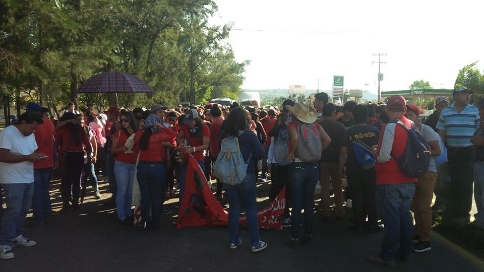 salida a Pátzcuaro normalistas morelia manifestación ayotzinapa 500