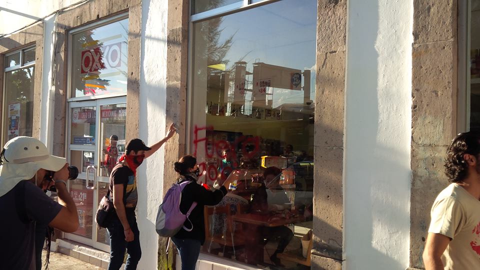 normalistas morelia manifestación ayotzinapa centro grafiti oxxo