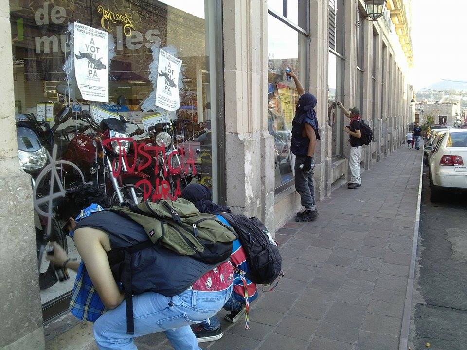 normalistas morelia manifestación ayotzinapa centro grafiti vitrina