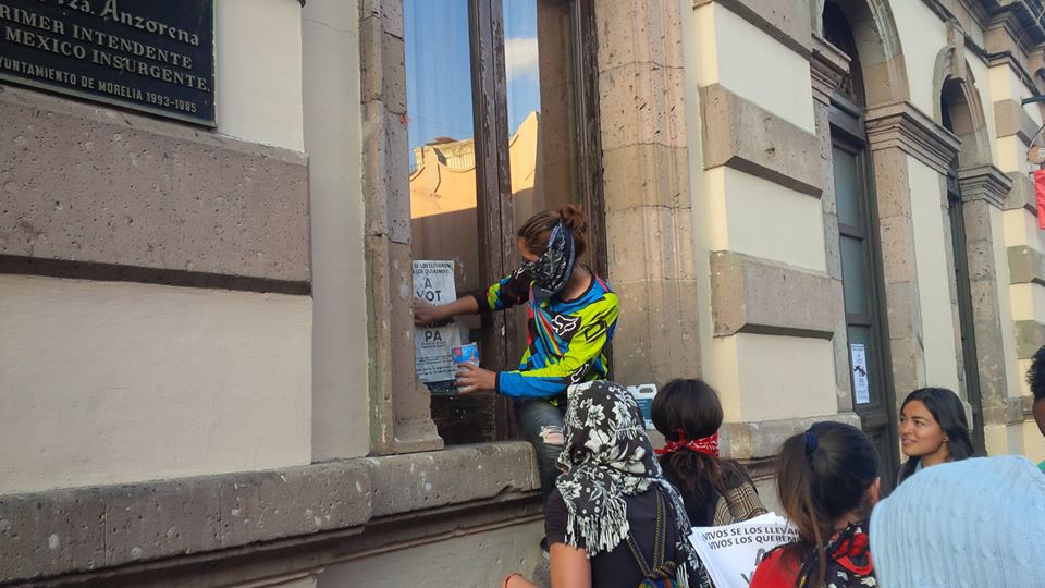 normalistas morelia manifestación ayotzinapa centro pegas congreso