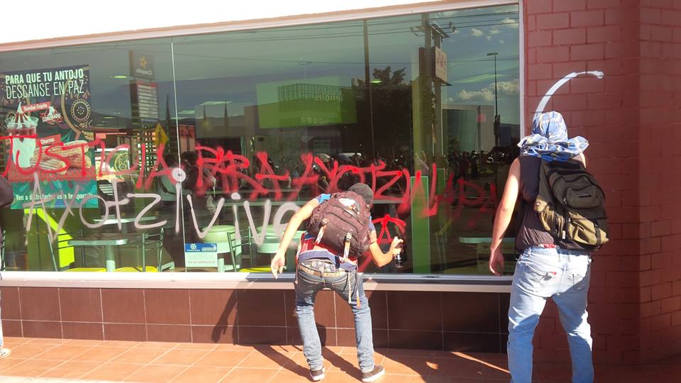 normalistas morelia manifestación ayotzinapa grafiti