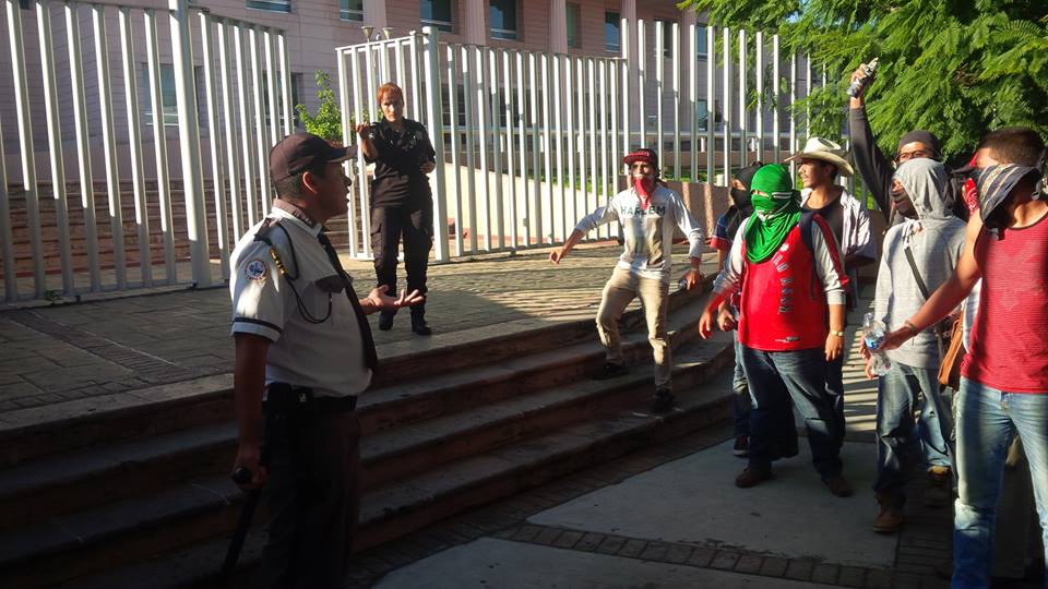 normalistas morelia manifestación ayotzinapa pelea palacio justicia 2