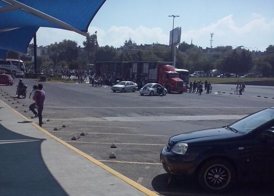 normalistas saqueando camión de Coca-Cola en La Huerta