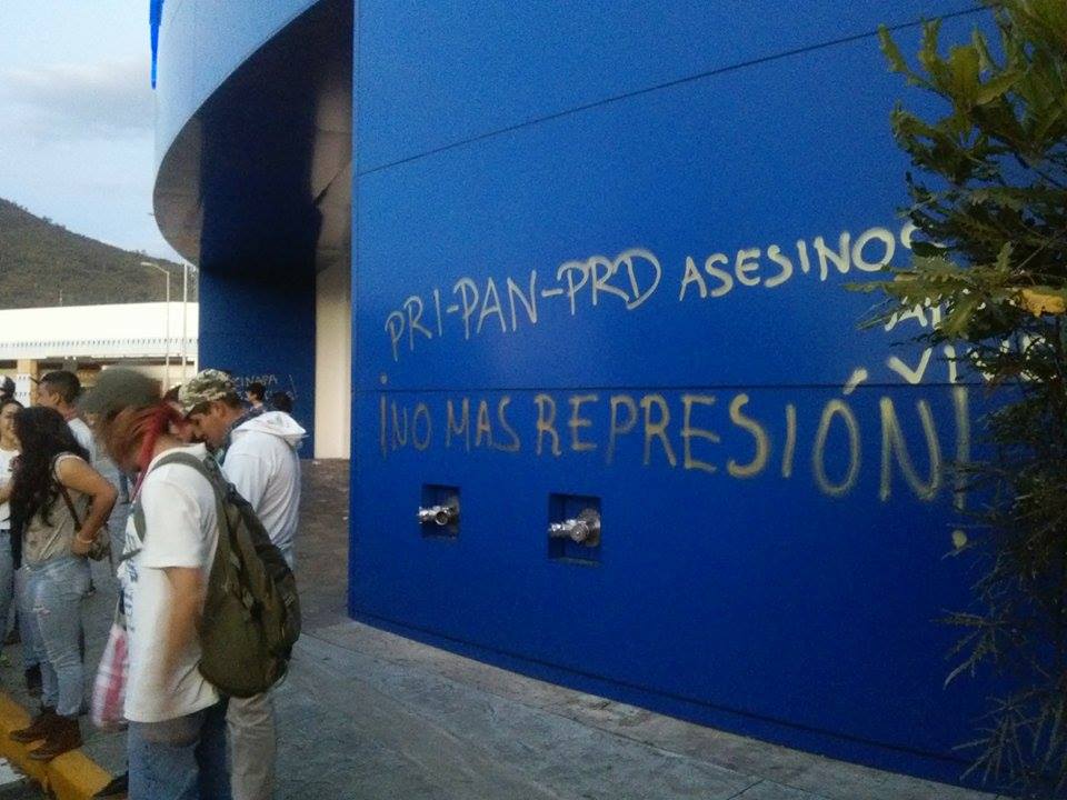 pintas de normalistas en Cinépolis Plaza Morelia