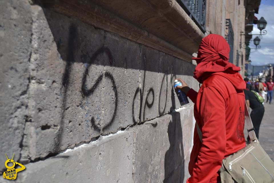 pintas normalistas grafitean cantera centro Morelia 2