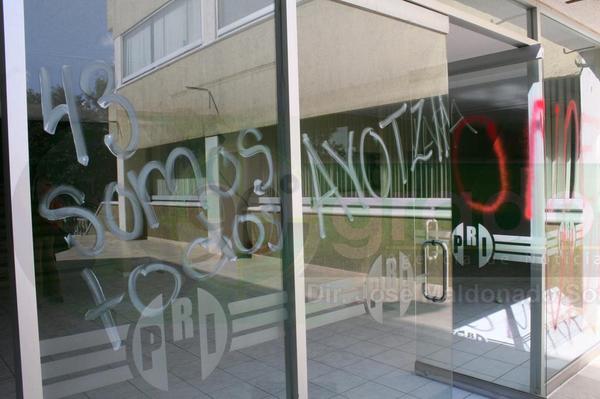 vandalizan instalaciones del pri normalistas