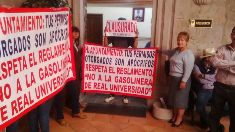 vecinos de Villa Universidad se manifiestan en Ayuntamiento vs gasolinera