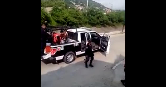 zihuatanejo policias detención niños video