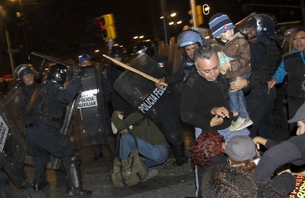 Desalojo  del Zócalo esta noche / Foto Vía Cuartoscuro