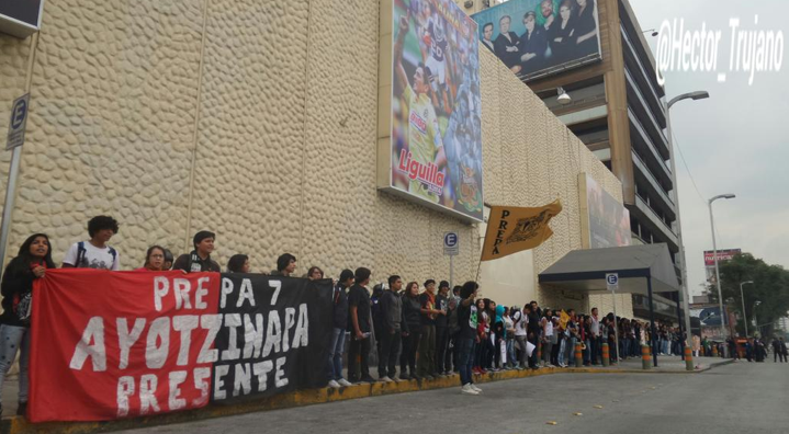 CAdena humana afuera de televisa ayotzinapa