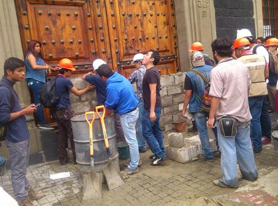 #CDMX: Estudiantes Del IPN Construyen Muro De Concreto En La SEP