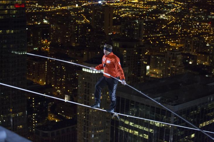 Equilibrista rompe 2 recórds mundiales