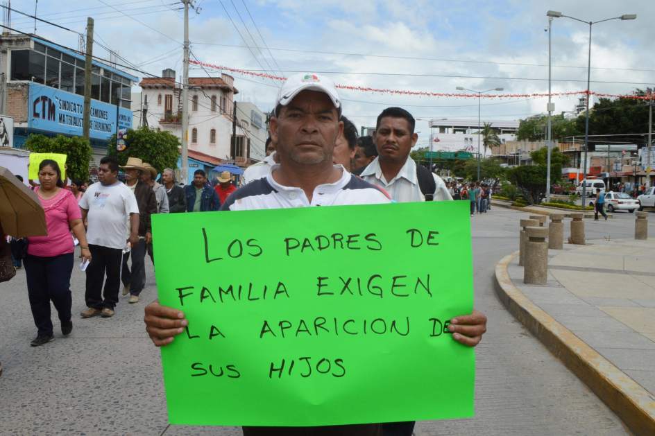 Familiares de los 43 desaparecidos Foto vía 20 minutos