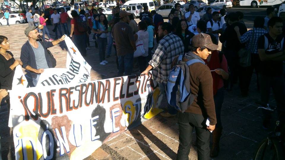 Marcha Ayotzinapa Vive Lista Para Comenzar En El Monumento