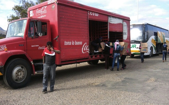 Oaxaca- Normalistas Saquean Camiones De Coca-Cola Y Sabritas