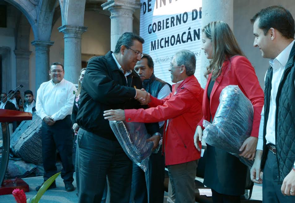 Salvador Jara donativo de cobijas Wilfrido Lázaro