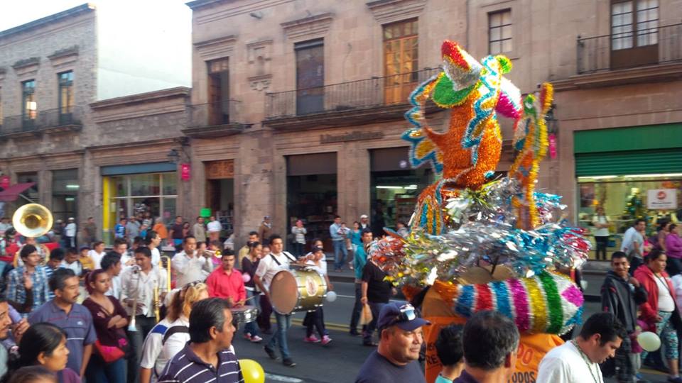 caminata de comerciantes con torito morelia