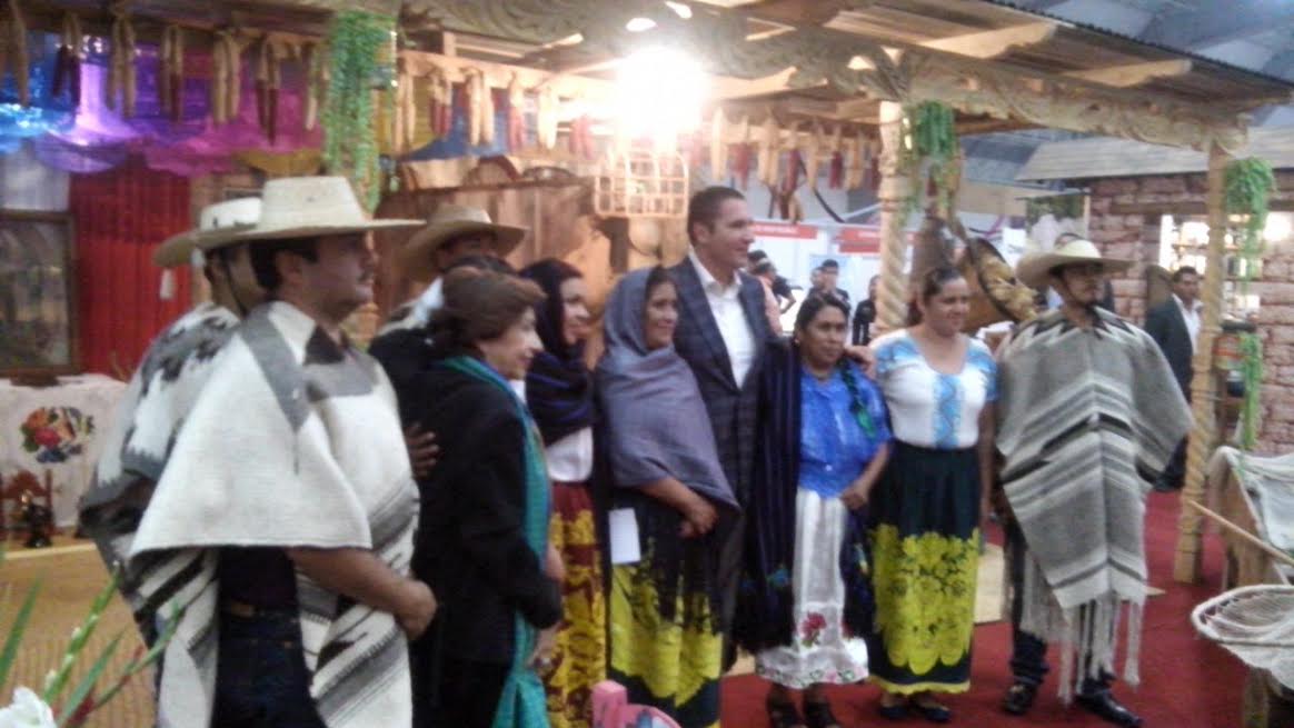 cocineras tradicionales de Michoacán con gobernador de Puebla Rafael Moreno