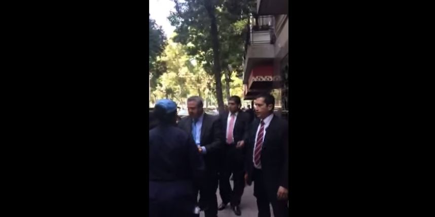 guardaespaldas golpean a empleados