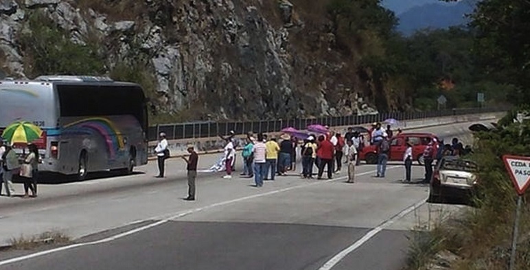 maestros de la CETEG secuestran camiones en la Autopista del Sol