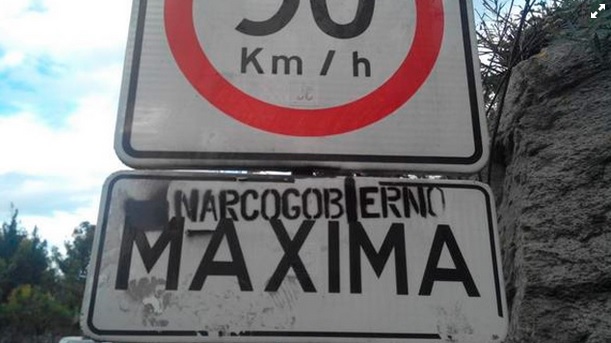 Letrero vandalizado en la marcha de este día en Morelia, daño menor comparado a los grafitis sobre cantera del Centro y en bancos y comercios que se han generado en manifestaciones pasadas en las que el gobierno ha guardado silencio /Foto Vía: @PanchoMembrillo