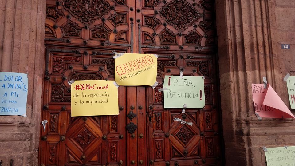 Pancartas en Palacio de Gobierno dejadas por normalistas de la Enuf / Pic: Changoonga / @moremoremor3