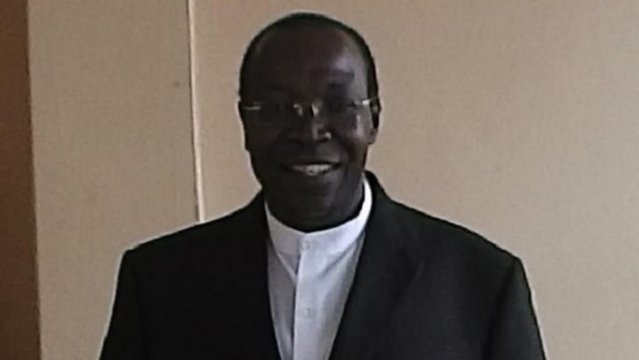 sacerdote uganda fosas guerrero