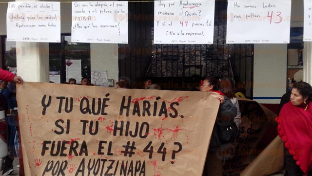 toma de alcaldía por maestros de la CNTE por normalistas de Ayotzinapa