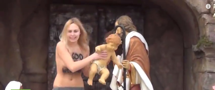 Activista En Topless Intenta Robar Al Niño Jesús En El Vaticano