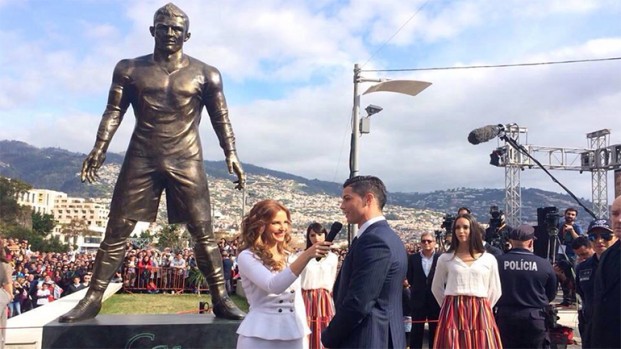 Cristiano Ronaldo y su estatua paquetuda