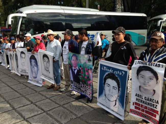 Padres De Normalistas Encabezan Marcha Por Ayotzinapa En El DF