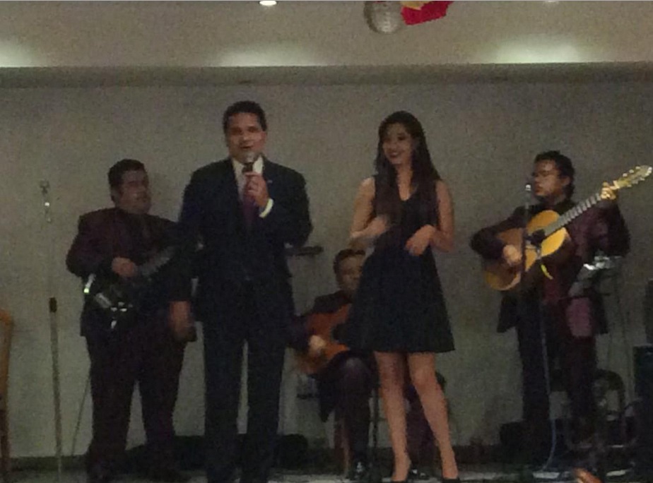 Silvano Aureoles cantando con Jessica Salazar