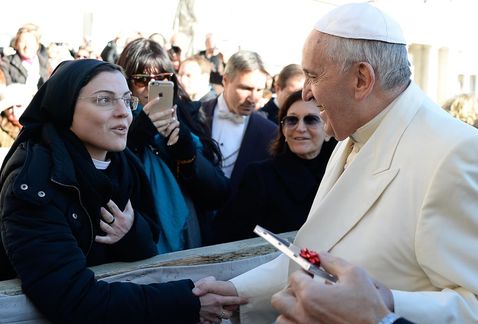 Sor Cristina entrga disco al Papa Francisco
