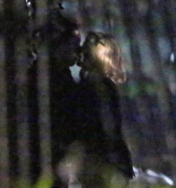 Tim Burton besando a mujer en un callejón