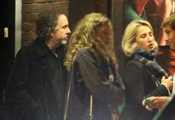 Tim Burton saliendo del cine con una mujer