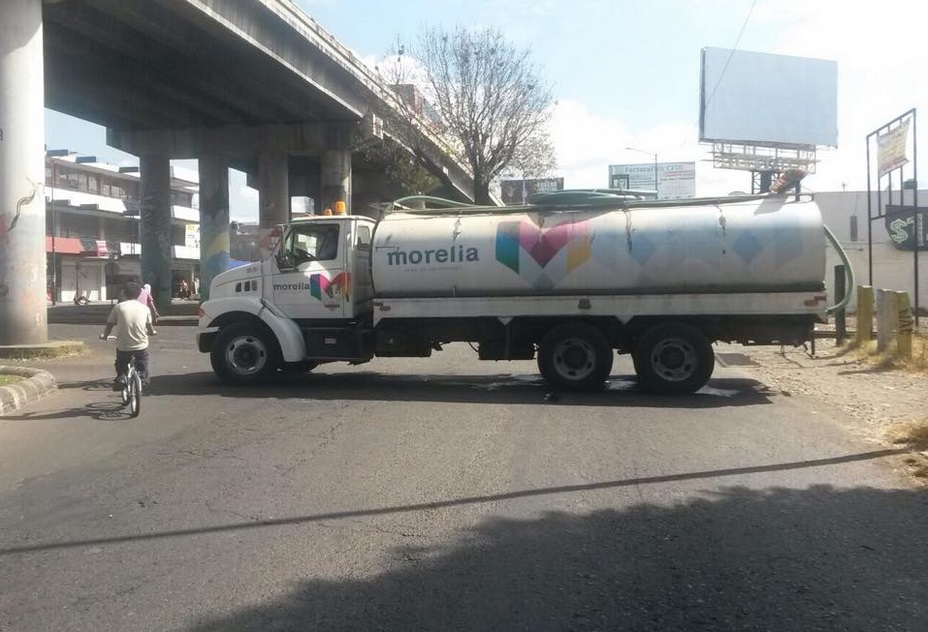 bloqueo Tres Puentes por normalistas con una pipa del Ayuntamiento de Morelia