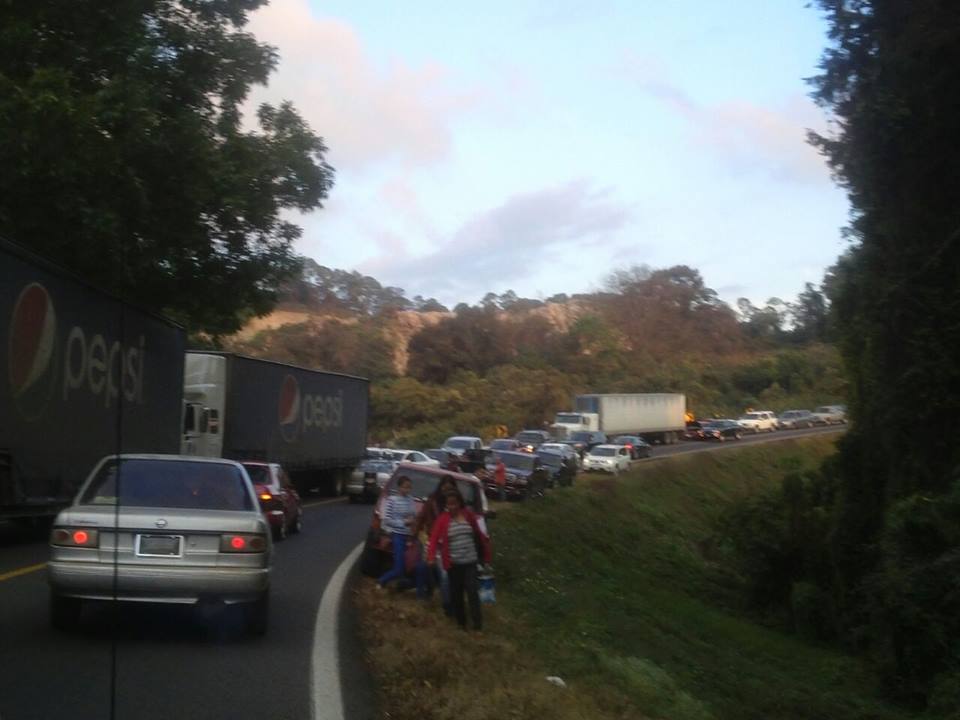 bloqueo Uruapan carretera tráfico