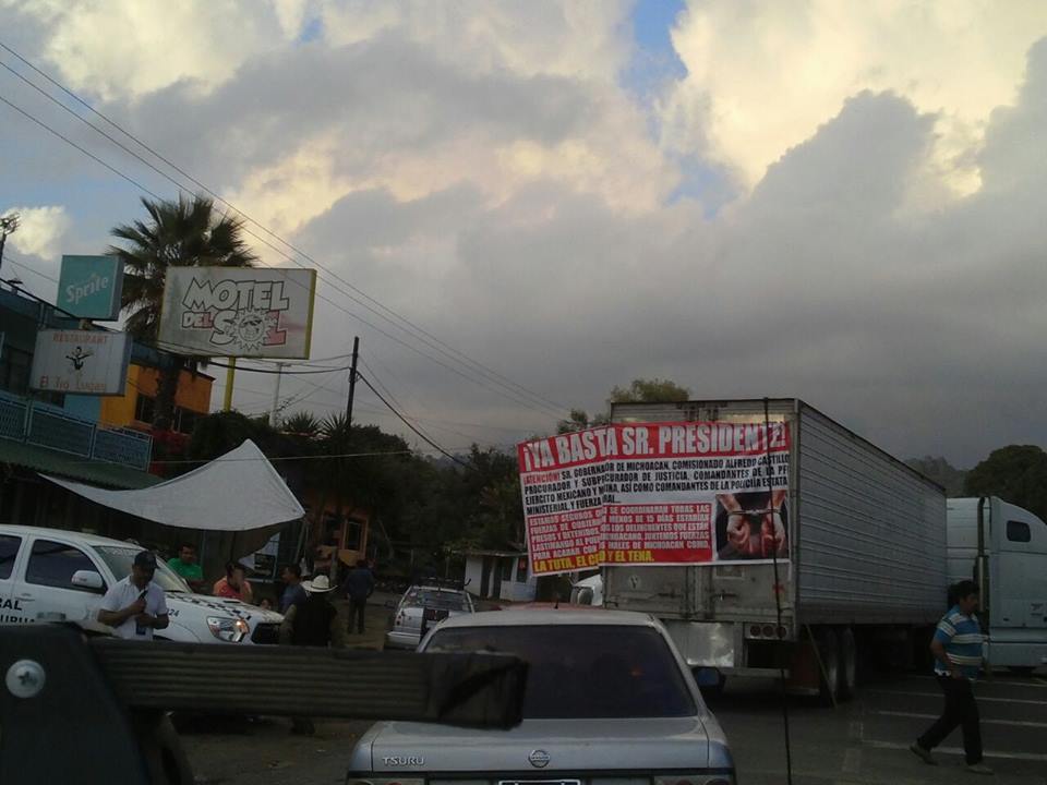 bloqueo Uruapan manta a Peña Nieto