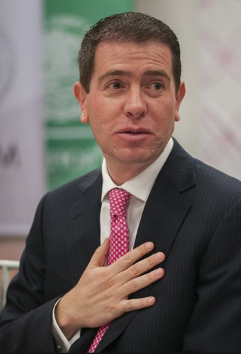 comisionado castillo para meme a veces quisiera