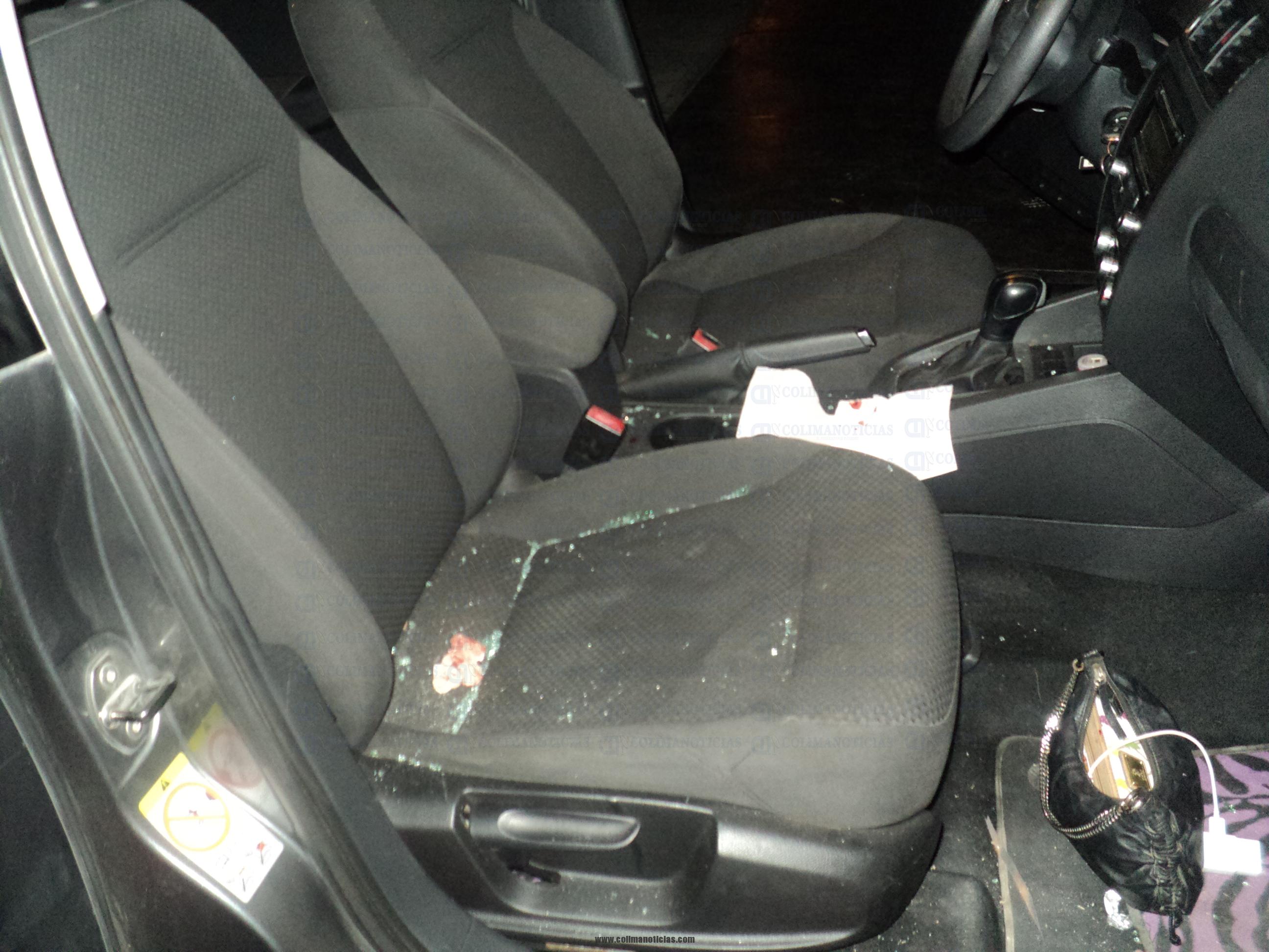 Así quedó el interior del auto agredido por el diputado aliancista / Foto Vía: colimanoticias.com