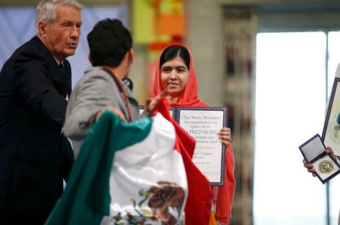 joven irrumple nobel de la paz bandera México 2