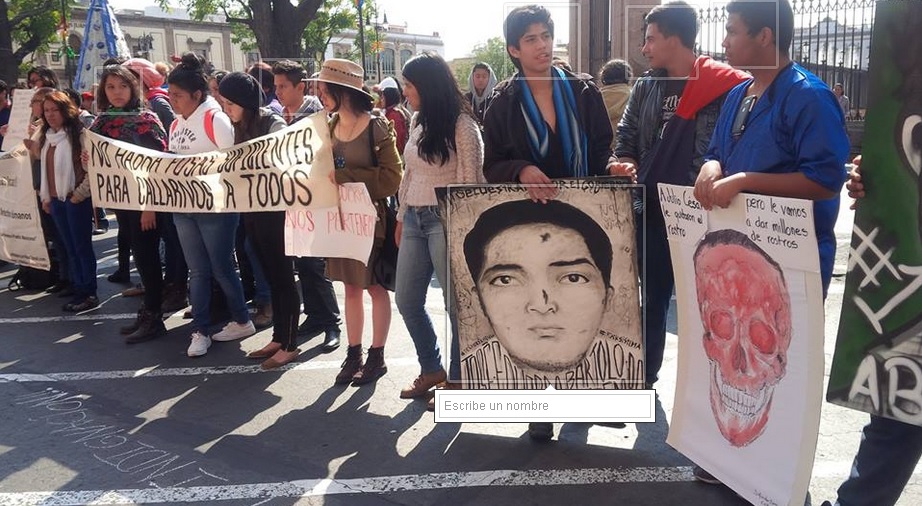 Aspectos de la manifestaciónde hoy en Morelia clamando justicia para Erika Kassandra y los 43 normalistas de Ayotzinapa / Pic: Changoonga / Morelia Martínez