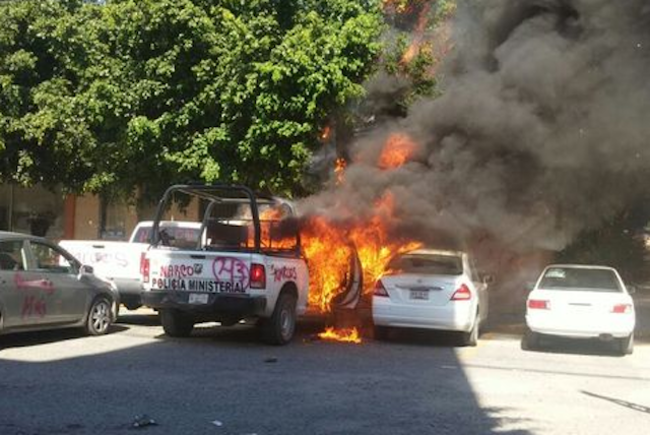 maestros incendian vehículos
