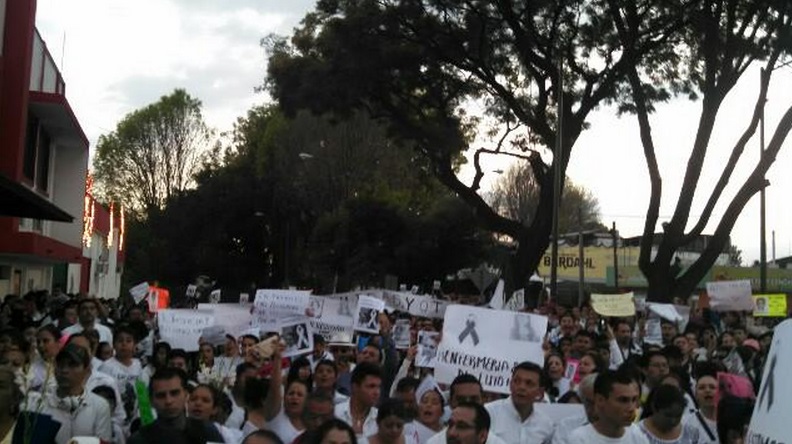 manifestación Erika Kassandra Uruapan fuera de presidencia
