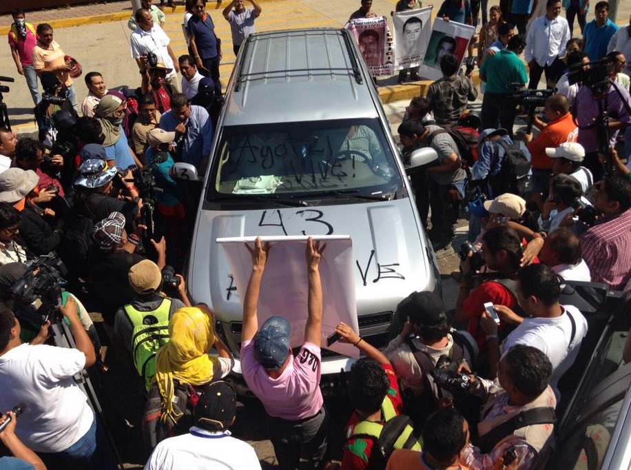 retienen normalistas y padres a Luis Walton alcalde de Acapulco
