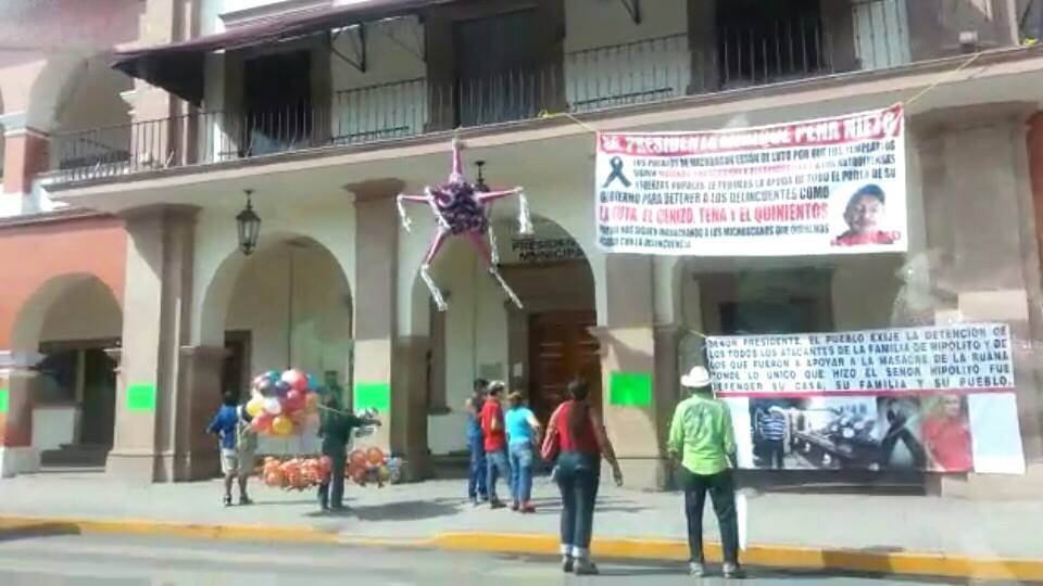 toma de alcaldía de Apatzingán, justicia Hipólito Mora detención de La Tuta